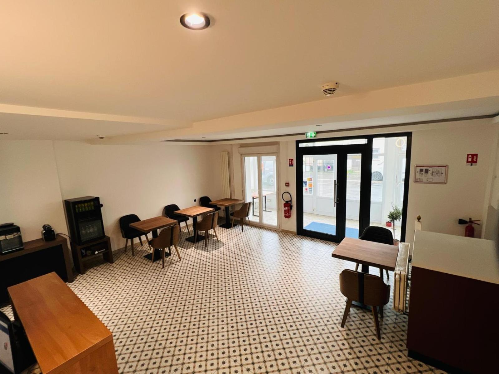 Hotel De *